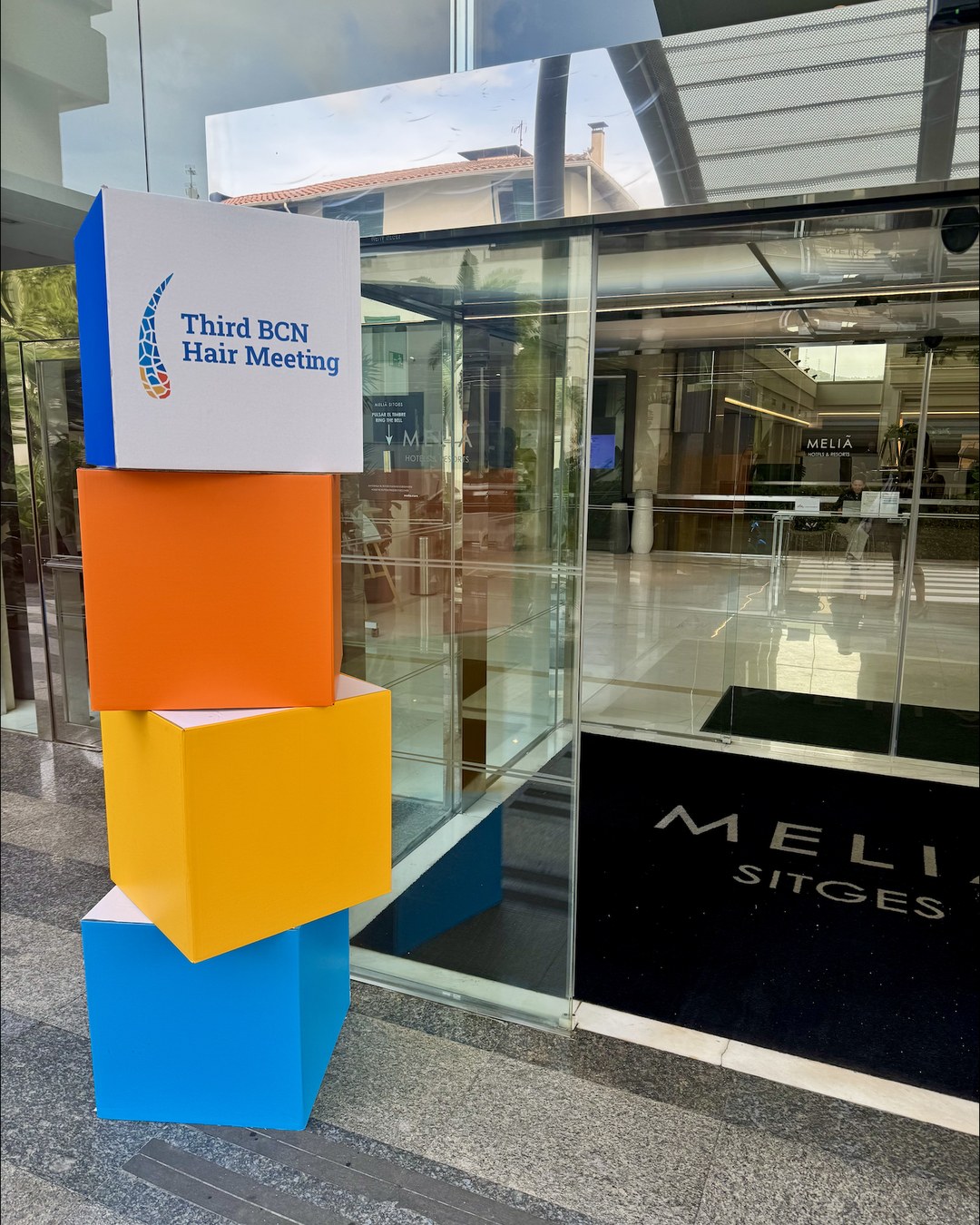 Entrada del Meliá Sitges con la señalética del Third BCN Hair Meeting