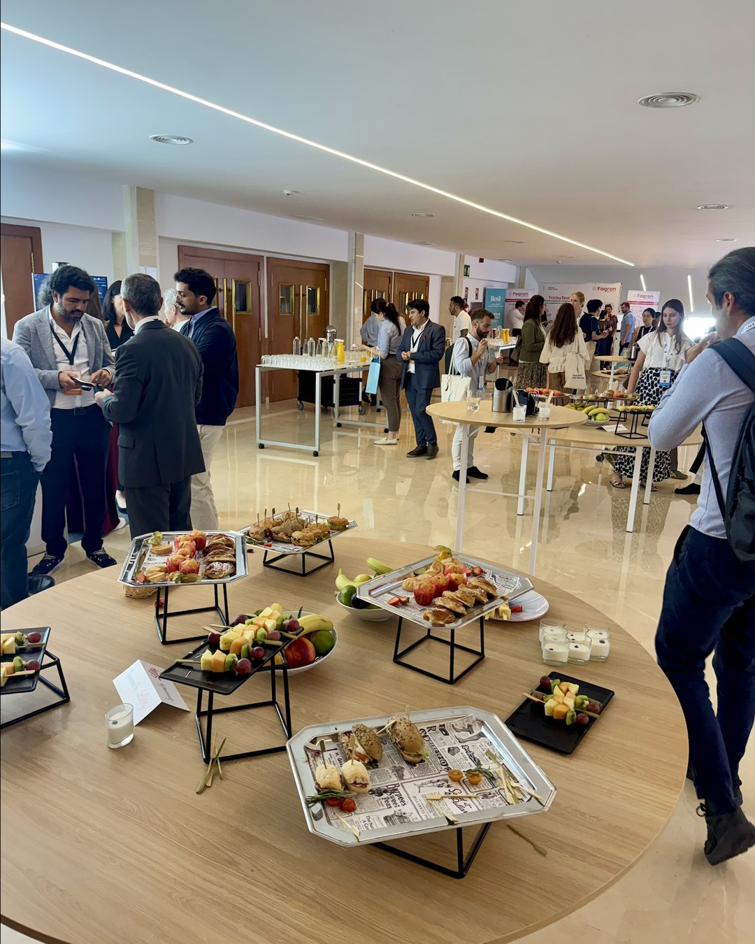Networking y stands de expositores durante el coffee break del congreso